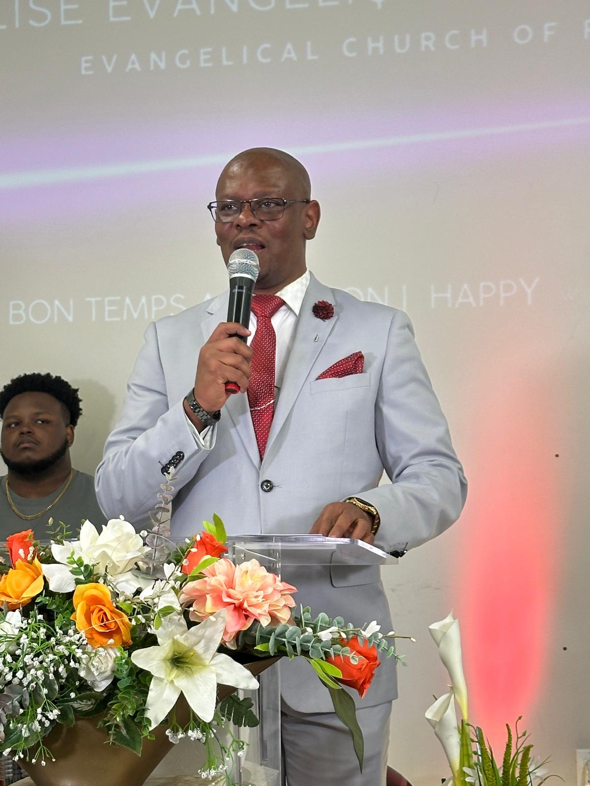 Un prédicateur partageant la Parole à l’Église